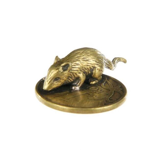 Портфейл мишка амулет с монета за късмет в паричните дела