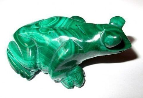 зелена малахитова жаба под формата на амулет на късмет